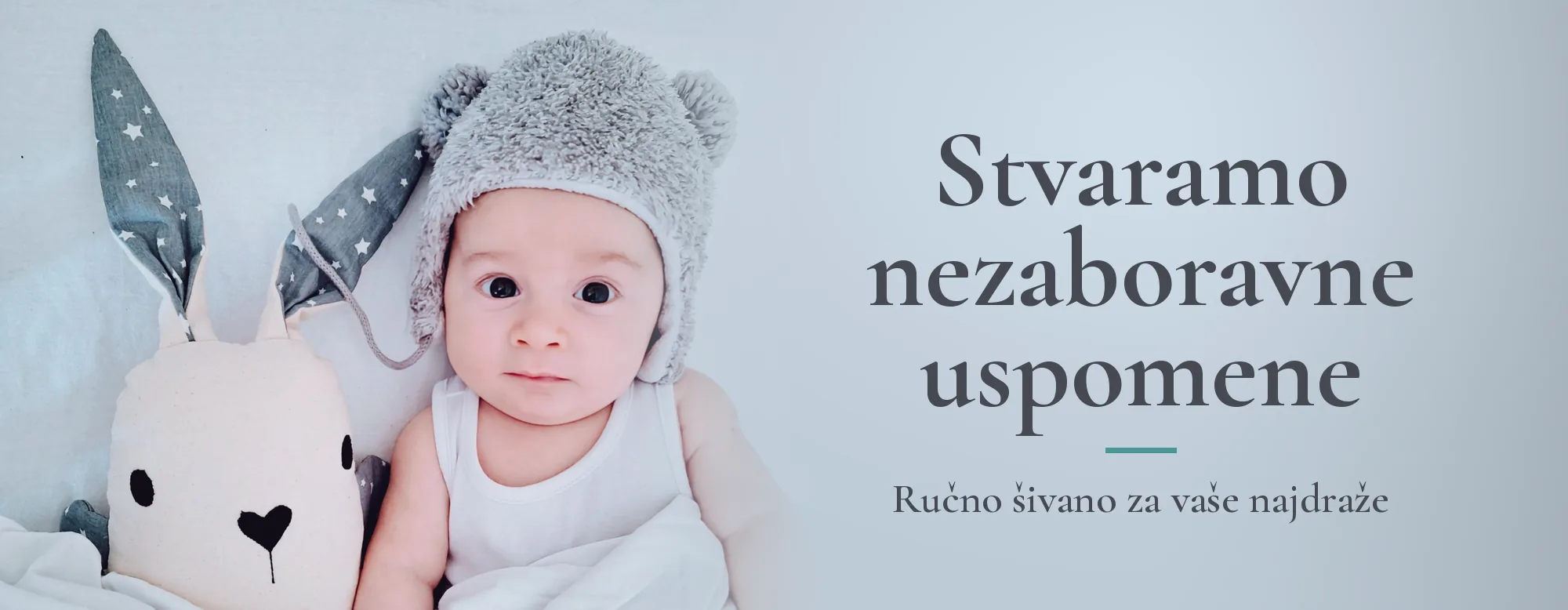 Stvaramo nezaboravne uspomene – beba u sivoj kapici uz ručno šivanog zeku, Sovica